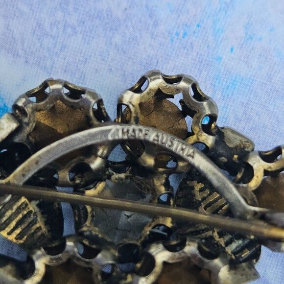 Vintage Made In Austria Green Blue Crystal Rhinestone Silver Leaf Brooch Pin - Picture 5 of 6